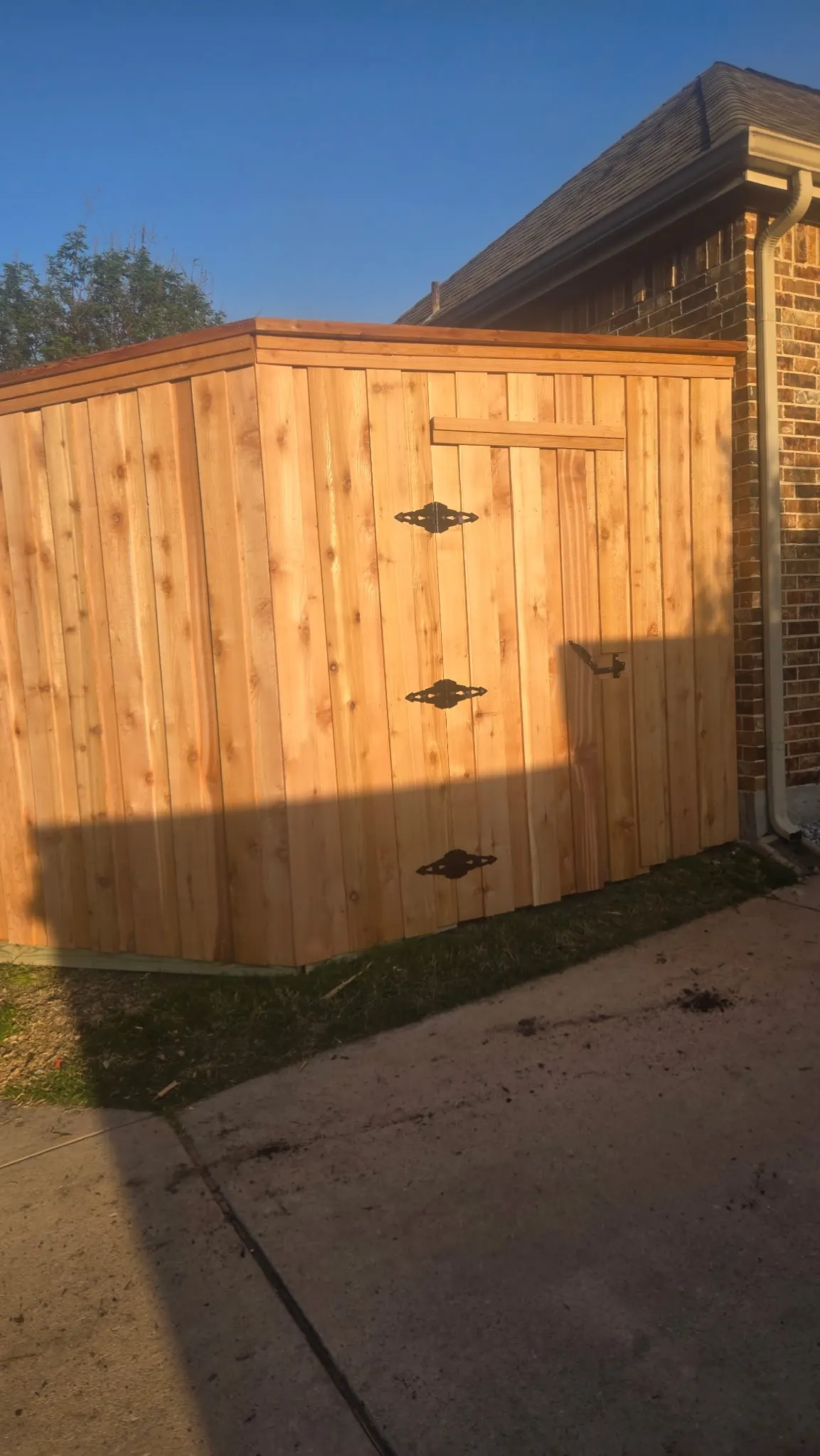 8 ft cedar Board on Board w/ 2” x 6” cedar cap & double trim. — Royse City
