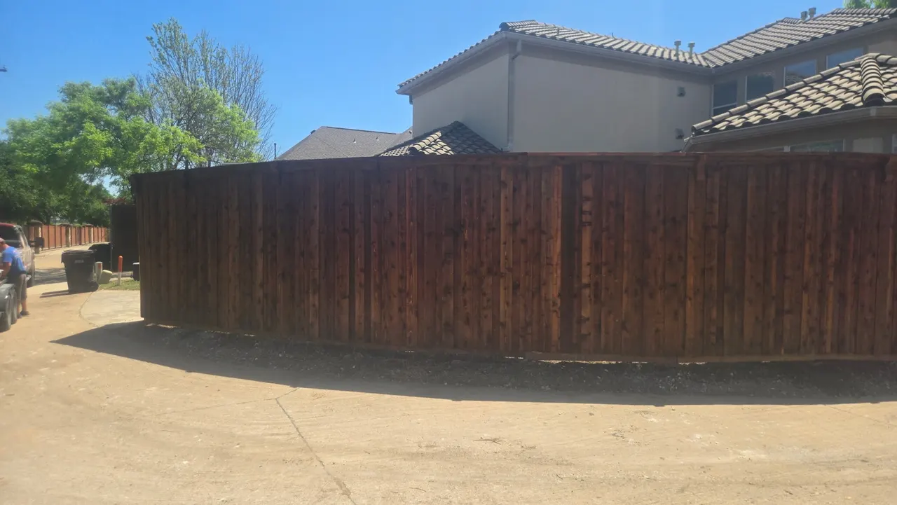 8 ft. Cedar Board on Board with cedar 2” x 8” cap, arched trim & boxed metal posts. — Parker