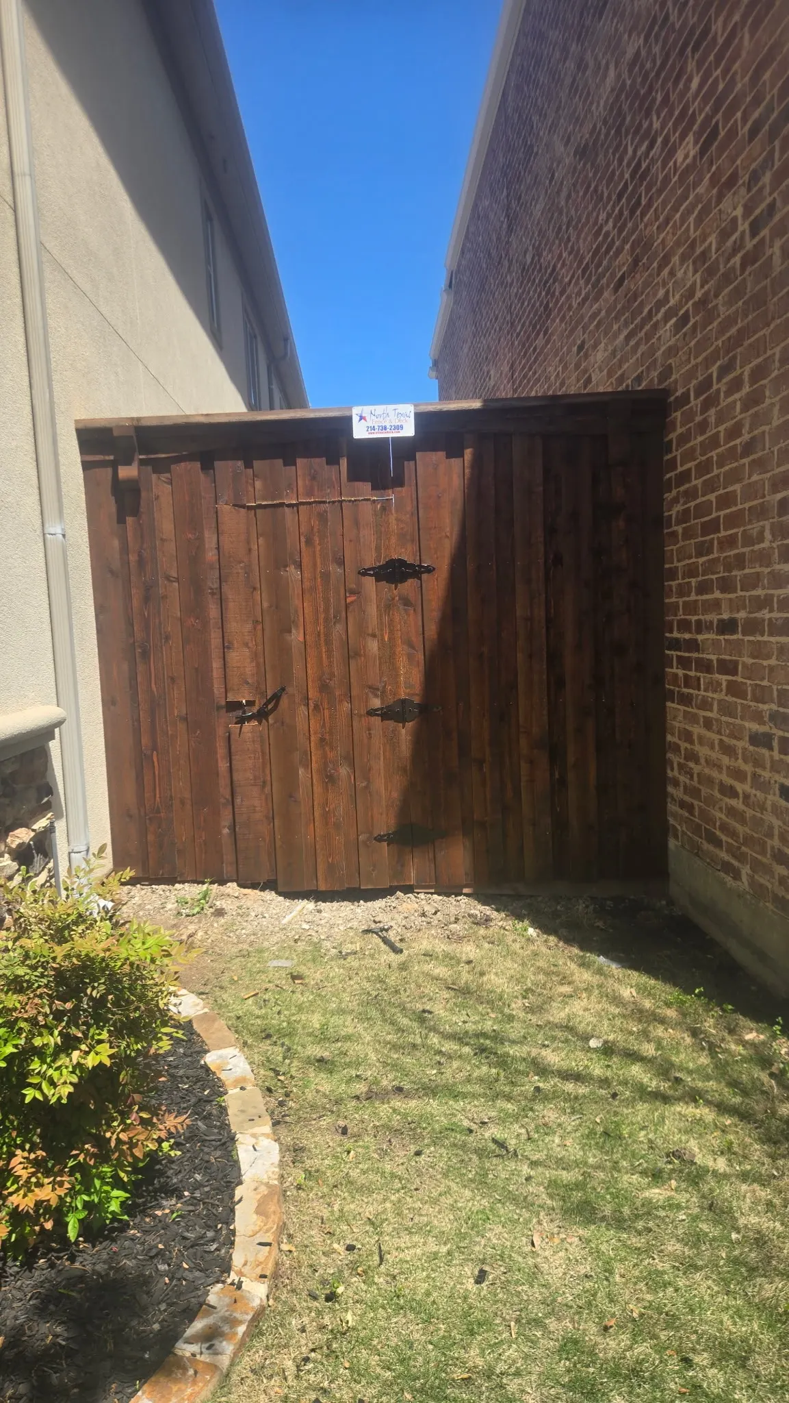 8 ft. Cedar Board on Board with cedar 2” x 8” cap, arched trim & boxed metal posts. — Parker