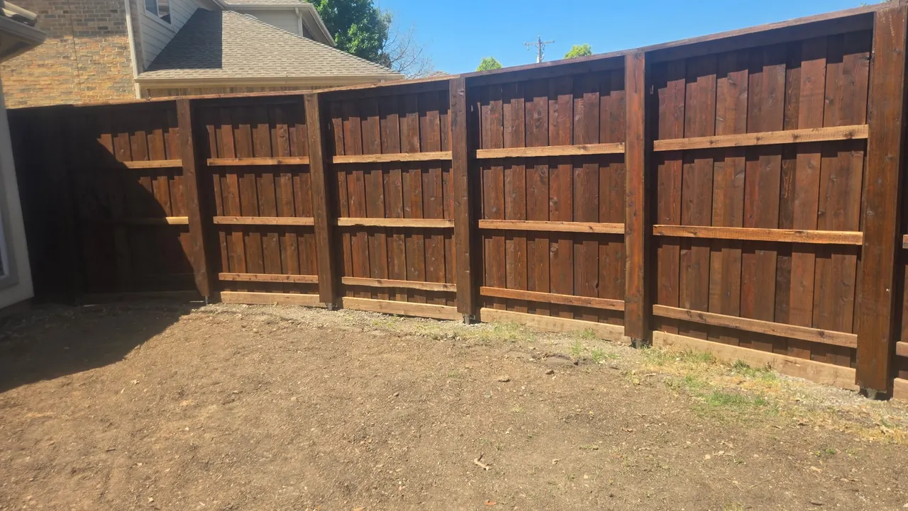 8 ft. Cedar Board on Board with cedar 2” x 8” cap, arched trim & boxed metal posts. — Parker
