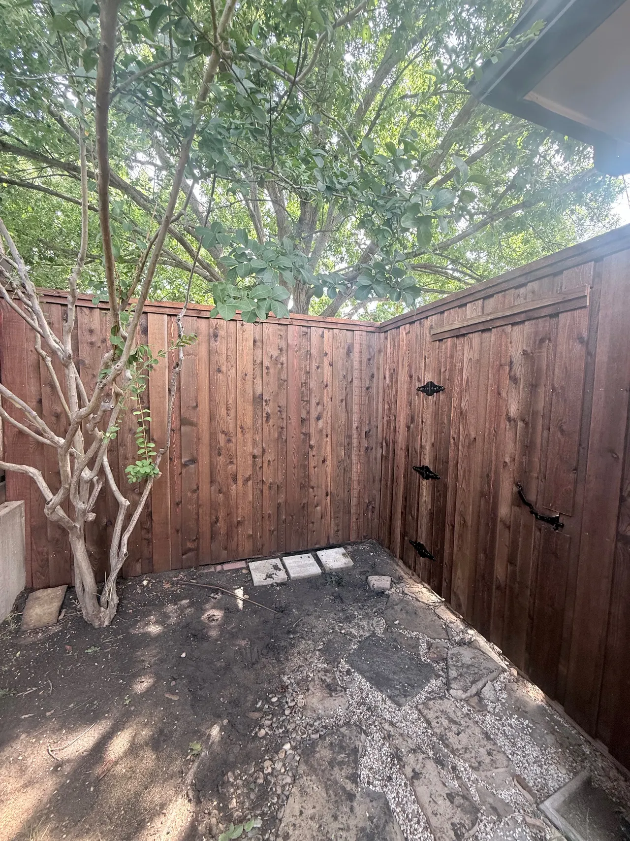 Board-on-Board vs. Side-by-Side: Which Wood Fence Style Is Best for Your DFW Backyard?