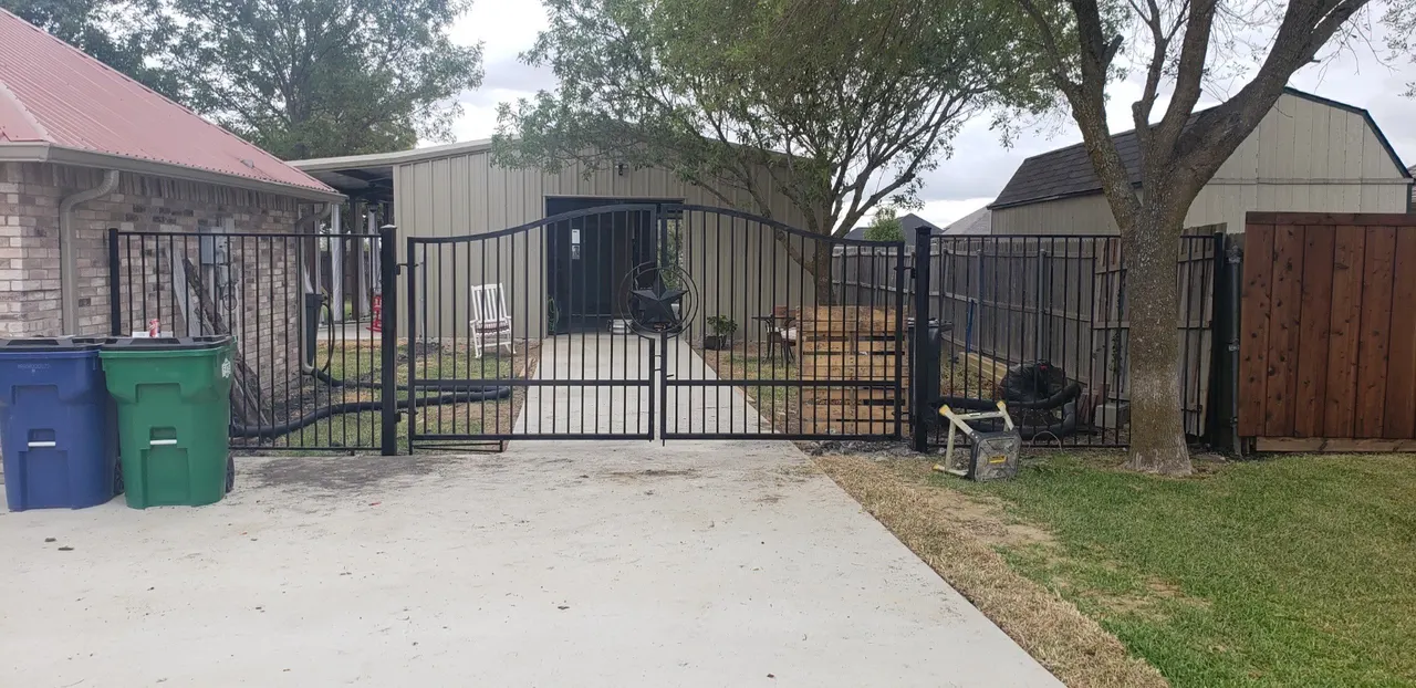 Motorized custom driveway swing gates — The Colony