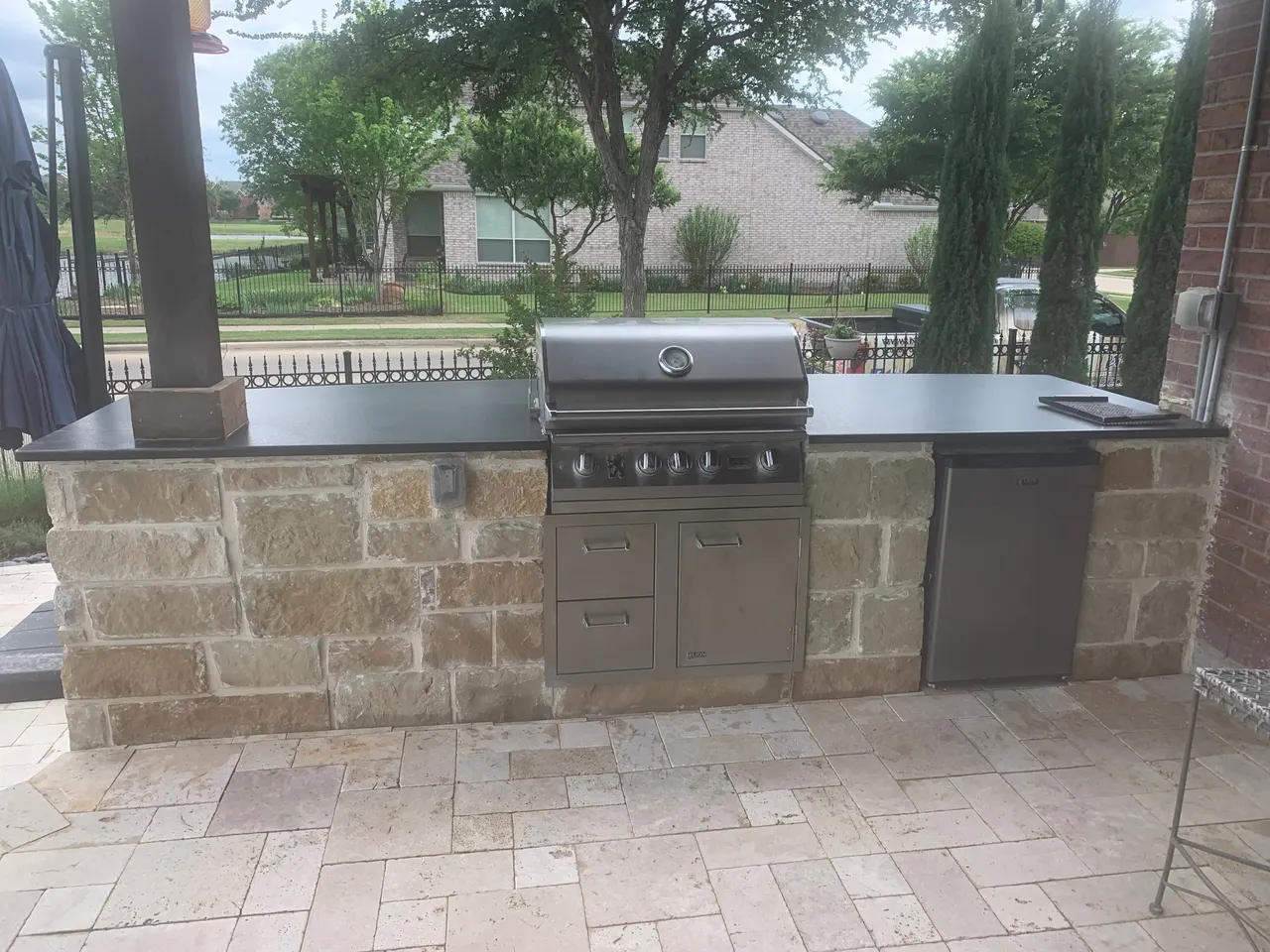 Outdoor kitchen with Oklahoma stone and granite countertops. Bull brand propane  4 burner grill, bull brand mini fridge — Garland